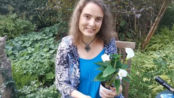 Sylvia Führer Fabiola mit Blumen